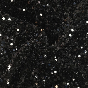 Detailaufnahme glänzender schwarzer Pailletten auf Stoff für ein elegantes Abendkleid