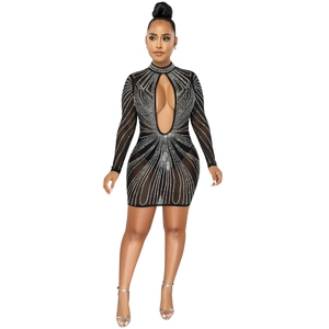 Dettaglio del mini abito in mesh con strass e apertura frontale a forma di goccia