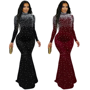 Robe sirène élégante à manches longues et col montant avec perles en noir et bordeaux
