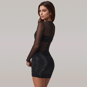 Detailansicht eines schwarzen Bodycon-Kleides mit Netzärmeln und funkelnden Strasssteinen