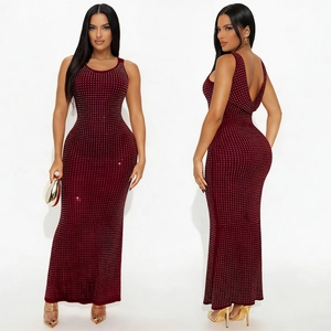 Détail de robe moulante bordeaux avec strass brillants et design dos nu sexy