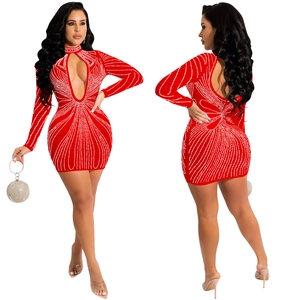 Vista dettagliata fronte e retro di un abito in rete rossa con strass e design traforato