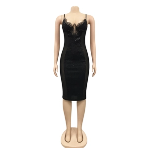 Détail de dentelle délicate et de paillettes noires sur une robe de cocktail moulante