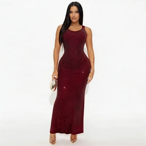 Robe longue moulante sans manches bordeaux élégante avec strass argentés brillants