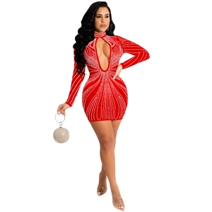 Dettaglio dell'abito in rete rossa con strass geometrici per abbigliamento da club