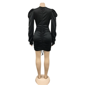 Détails du dos froncé et de la fermeture éclair sur cette robe moulante noire