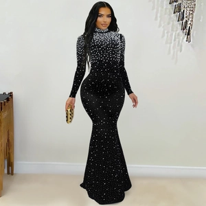 Robe sirène noire élégante à col montant avec perles et strass de luxe scintillants