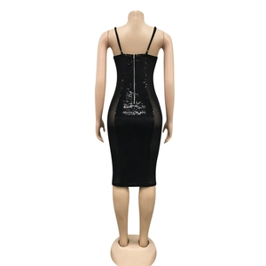 Détail de la robe midi à paillettes avec fines bretelles et longue fermeture éclair au dos