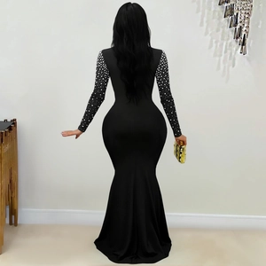 Détail de la robe sirène noire élégante avec manches ornées de cristaux et long ourlet
