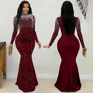 Détails de robe de soirée bordeaux à col montant avec perles et strass scintillants