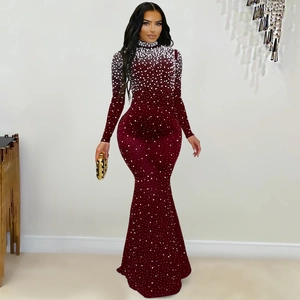 Robe sirène rouge vin élégante à col montant avec strass brillants et manches longues