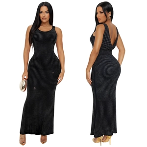 Détail de robe moulante noire élégante avec strass argentés et design dos nu en V profond