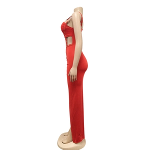Détail d'une combinaison rouge sans manches avec découpe latérale et œillets métalliques