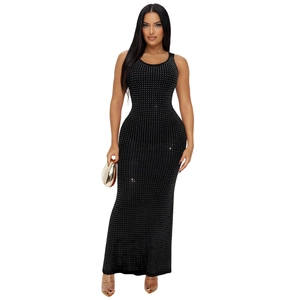 Détail d'une robe longue noire ajustée ornée de strass argentés et taille haute
