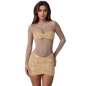Detail von Pailletten-Crop-Top und Minirock-Set mit durchsichtigem Mesh-Body darunter