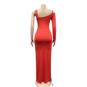 Vue détaillée du dos de la robe rouge asymétrique longue avec des détails d'œillets