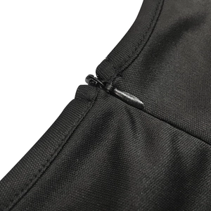 Vue détaillée de la fermeture éclair invisible sur une robe noire plissée en tissé