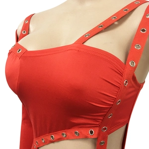 Détail de la robe rouge ajourée avec œillets métalliques argentés et design multi-sangles chic