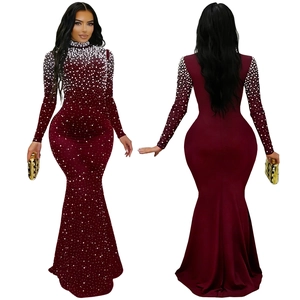 Détails de robe élégante bordeaux avec col montant, strass étincelants et perles blanches