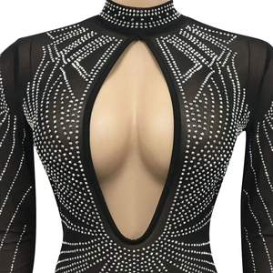 Dettaglio macro del body in rete nera con strass argento e design con cut-out sul petto
