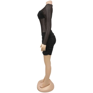 Seitenansicht des schwarzen Bodycon-Minikleids mit Netzärmeln und gerafften Stoffdetails