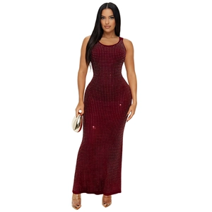 Détail de robe longue sans manches bordeaux avec strass argentés scintillants