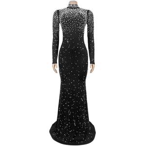 Détail de robe noire à col montant ornée de perles blanches et de strass étincelants