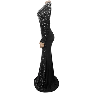 Vue latérale détaillée d'une robe de soirée noire ornée de perles blanches élégantes