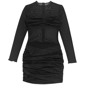 Detail eines schwarzen Netzkleides mit Pailletten, eleganten Falten und Perlenverzierung