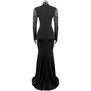 Détails d'une robe de soirée noire élégante avec col montant et décoration de perles