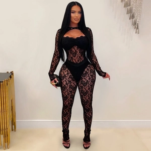 Combinaison sexy en dentelle noire à manches longues avec découpes et coupe ajustée