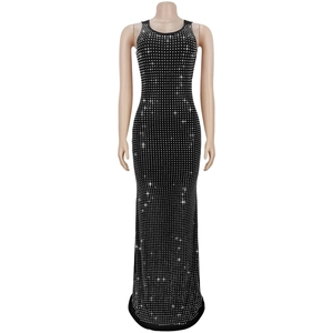 Détails macro des strass argentés sur la robe de soirée sans manches noire