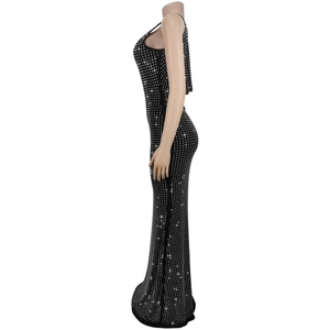 Détail d'une robe noire sans manches avec des ornements en strass étincelants