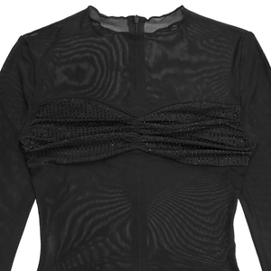 Detail eines schwarzen Netzoberteils mit Perlenstickerei und plissierter Textur