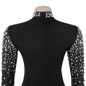 Détails de robe noire élégante avec perles, strass au col montant et fermeture éclair
