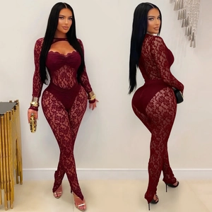 Détail du body en dentelle bordeaux avec découpe et pantalon moulant élégant pour femme
