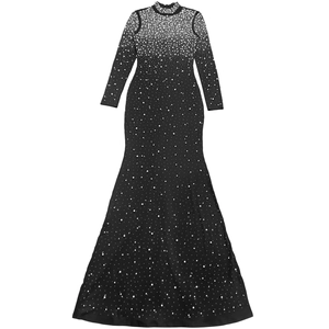 Gros plan détaillé sur robe noire chic à col montant ornée de perles blanches scintillantes