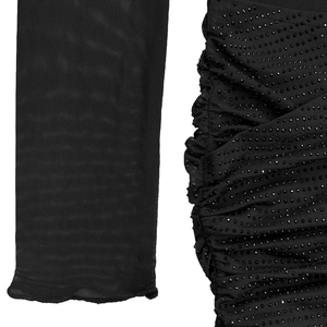 Detail der transparenten schwarzen Netzärmel mit Rüschenbündchen und Strass-Raffung am Kleid