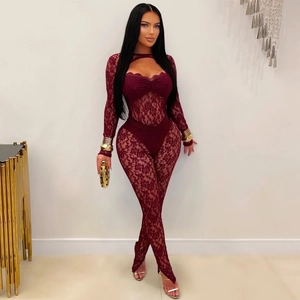 Body élégant en dentelle rouge vin avec motif floral transparent et coupe sexy moulante