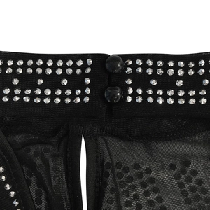Dettaglio del tessuto a rete nero con strass argentati brillanti e due bottoni neri