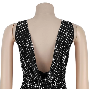 Détail d'une robe noire dos nu avec des strass scintillants et une coupe en V profonde