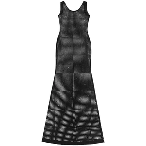 Vue détaillée d'une robe moulante noire sans manches avec strass argentés brillants