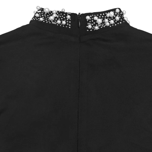 Vue macro de l'élégant col montant avec perles, strass et fermeture éclair au dos