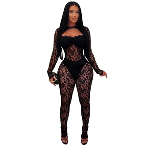 Détail du body en dentelle noire transparente avec manches longues et découpe au buste