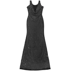 Gros plan des strass argentés sur une robe de soirée noire sans manches à col bénitier