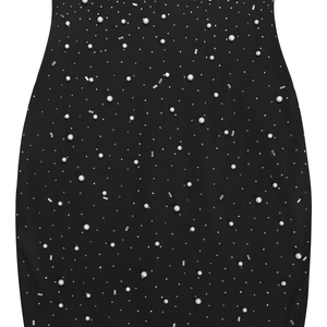 Détail de robe noire élégante avec perles blanches et strass rectangulaires brillants