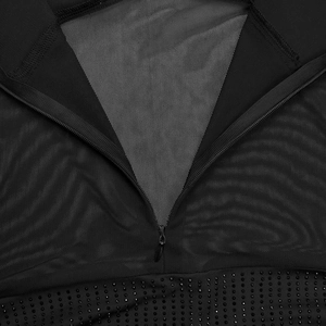 Detail eines unsichtbaren Reißverschlusses an einem schwarzen Netzkleid mit Strasssteinen