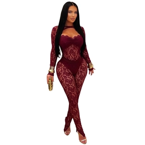 Vue détaillée de la combinaison en dentelle bordeaux avec bustier ajouré et texture florale