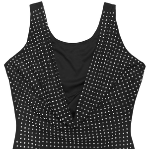 Détail du haut noir à col bénitier orné de strass argentés et tissu en maille