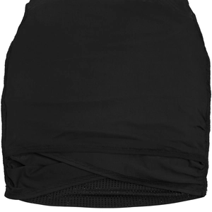 Detail eines schwarzen Mesh-Wickelkleides mit überkreuztem Saum und Strassbesatz